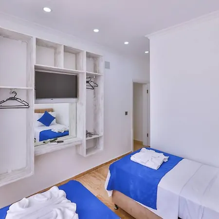 Apartment With 2 Swimming Pools 8292