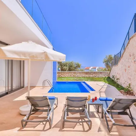 Apartment With 2 Swimming Pools 8292