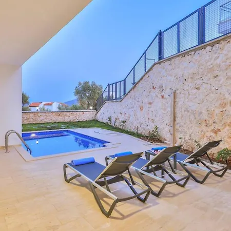 Apartment With 2 Swimming Pools 8292
